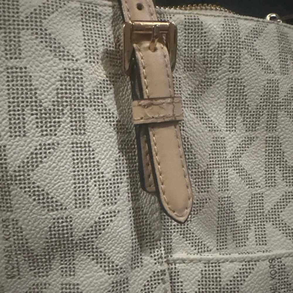 Michael Kors Jet Set Tote in Vanilla Logo | Gold Hardware - Picture 5 of 5